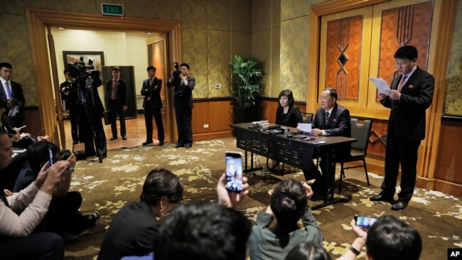 美朝會談后朝鮮外相李勇浩（右二）在河內舉行記者會