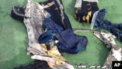 Bagian dari kursi penumpang pesawat EgyptAir no penerbangan 804 yang jatuh di Laut Tengah, Kamis (19/4).