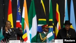 Chad's President Idriss Deby (L) and his Nigerian counterpart Goodluck Jonathan (R) at the Africa Union Peace and Security Council Summit on Terrorism, Kenyatta International Convention Centre, Nairobi, Sept. 2, 2014.