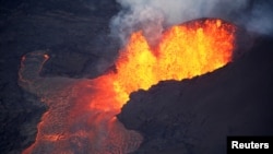 Lava es expulsada en Leilani Estates durante las erupciones del volcán Kilauea en Hawái el martes, 5 de junio de 2018.