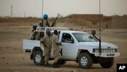 Pasukan penjaga perdamaian PBB melakukan patroli di kota Kidal, Mali (foto: dok).