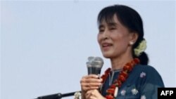 Lãnh đạo dân chủ Aung San Suu Kyi nói chuyện với người ủng hộ ở Mo-Kaung, bang Kachin, 23/2/2012