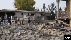 Pasukan Keamanan Afghanistan memeriksa lokasi ledakan bom di Lashkar Gah, provinsi Helmand, 18 Maret 2015 (AFP PHOTO/Noor Mohammad).