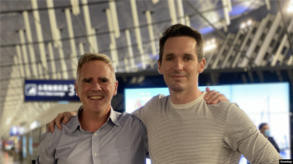 澳广驻京记者比尔·博图斯Bill Birtles（右）与澳大利亚金融评论驻沪记者迈克·史密斯Mike Smith2020年9月8日抵达悉尼机场（源自澳广记者博图斯的推特账户）