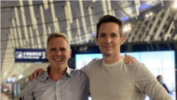 澳广驻京记者比尔·博图斯Bill Birtles（右）与澳大利亚金融评论驻沪记者迈克·史密斯Mike Smith2020年9月8日在机场（源自澳广记者博图斯的推特账户）