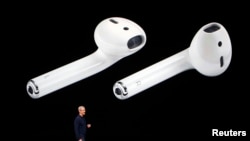 资料照：苹果公司CEO库克在旧金山讲话时背景为苹果耳机。（2016年9月7日）