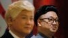 香港演员陈鸿进(Chan Hung-chun)和龙贯天(Lung Koon-tin)分别扮演朝鲜领导人金正恩和美国总统特朗普，在宣介即将上演的《粤剧特朗普》的新闻发布会上亮相。(2019年3月1日)