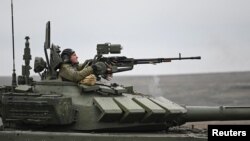 지난해 12월 러시아 서부 우크라이나와 접한 카다모프스키에서 러시아 탱크 부대가 훈련 중이다.