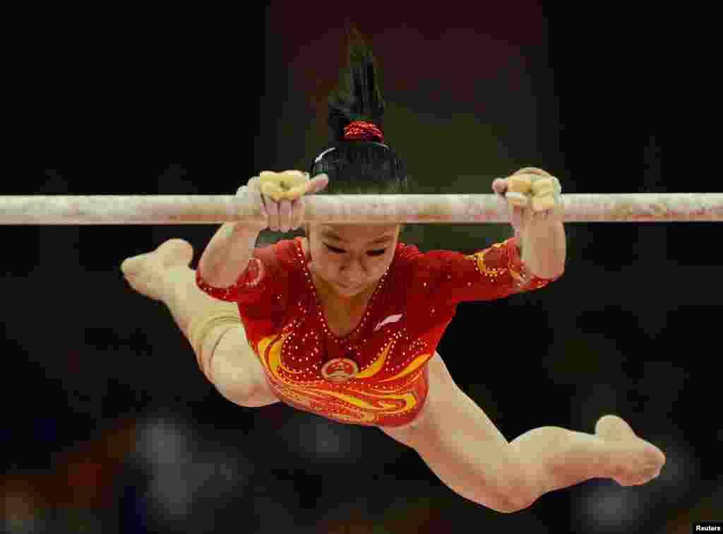 Atlet senam Tiongkok Deng Linlin dalam babak kualifikasi untuk perempuan di North Greenwich Arena.