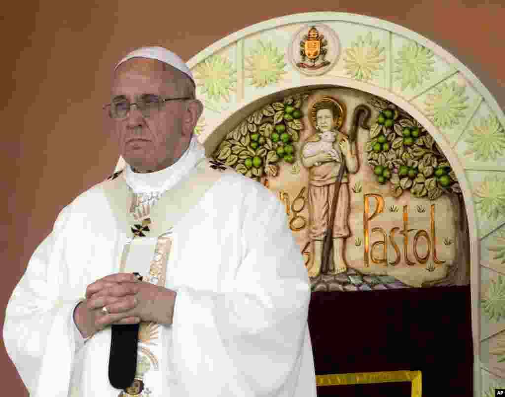 Pope Francis prays during a Mass at Rizal Park, in Manila, Philippines, Jan. 18, 2015.