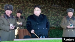 북한 김정은 국무위원장(가운데)이 105탱크사단을 찾아 탱크장갑보병연대의 겨울 도하 공격전술훈련을 지도했다고, 지난달 28일 조선중앙통신이 보도했다.