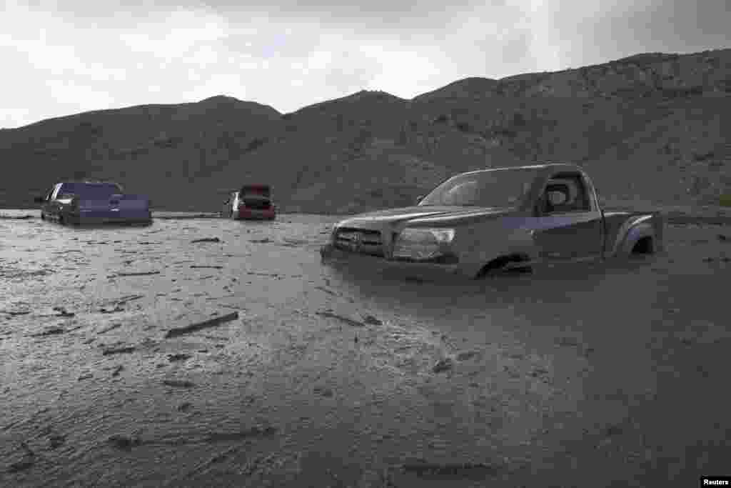 Cars and trucks remain mired in mud and debris on State Route 58 near Tehachapi, California, about 60 miles (97 km) outside of Los Angeles, Oct. 17, 2015. A mudslide left nearly 200 vehicles, including 75 semi-trailer trucks, stuck in up to five feet of mud, local sheriff&#39;s spokesman Ray Pruitt said.