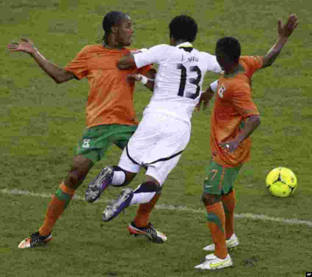 Jordan Ayew (C) of Ghana fights for the ball with Rainford Kalaba (R) and Davies Nkausu of Zambia during their African Nations Cup semi-final soccer match at Estadio de Bata "Bata Stadium" in Bata February 8, 2012.