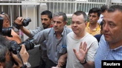 ترکی میں مقیم امریکی پادری ایندیو بروسن، جیل سے رہائی کے بعد نامہ نگاروں سے بات کر رہے ہیں۔ وہ اپنے گھر میں نظر بند ہیں۔ امریکہ ان کی واپسی پر زور دے رہا ہے۔ 25 جولائی 2018
