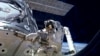 宇航員完成修理太空站氨氣泵的太空漫步