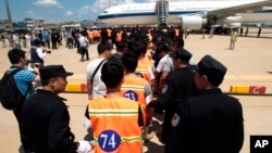 2017年10月12日柬埔寨金邊國際機場: 因涉嫌網路詐騙而被捕的中國公民被驅逐回中國之前排隊
