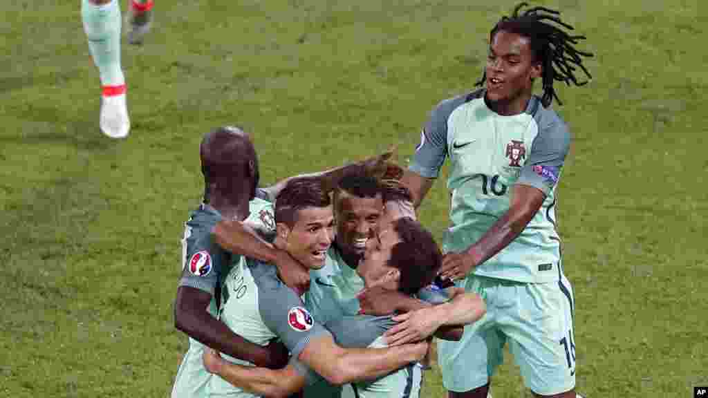 Les joueurs de Portugal célèbrent la 2e but de l'équipe marqué par Nani, au Grand Stade à Décines-Charpieu, le 6 juillet 2016.
