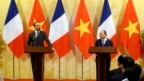 Thủ tướng Pháp Edouard Philippe (trái) và người đồng cấp Việt Nam Nguyễn Xuân Phúc tại một cuộc họp báo tại Hà Nội hôm 2/11. Trong một cuộc họp báo hôm 4/11 tại TP HCM, Thủ tướng Philippe đã né tránh các câu hỏi về nhân quyền của phóng viên.International Convention Center in Hanoi, Nov. 2, 2018.