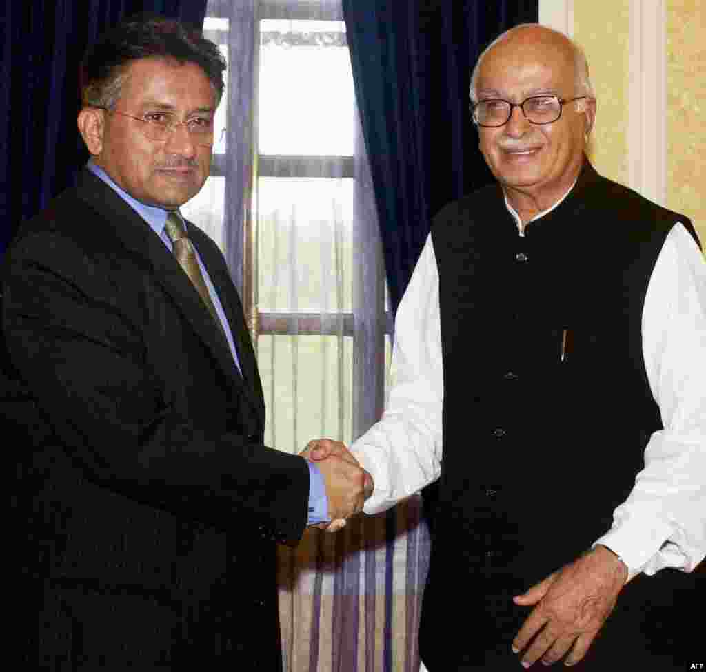 پرویز مشرف نے 14 جولائی 2001 کو بھارت کے سابق وزیرِ داخلہ لال کشن ایڈوانی سے نئی دہلی میں ملاقات کی۔&nbsp; &nbsp;