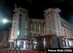 Pos pengamanan di depan gedung Gereja Katolik SMTB Surabaya, mulai dibangun kembali setelah sebelumnya hancur terkena bom bunuh diri (foto: VOA/Petrus Riski)