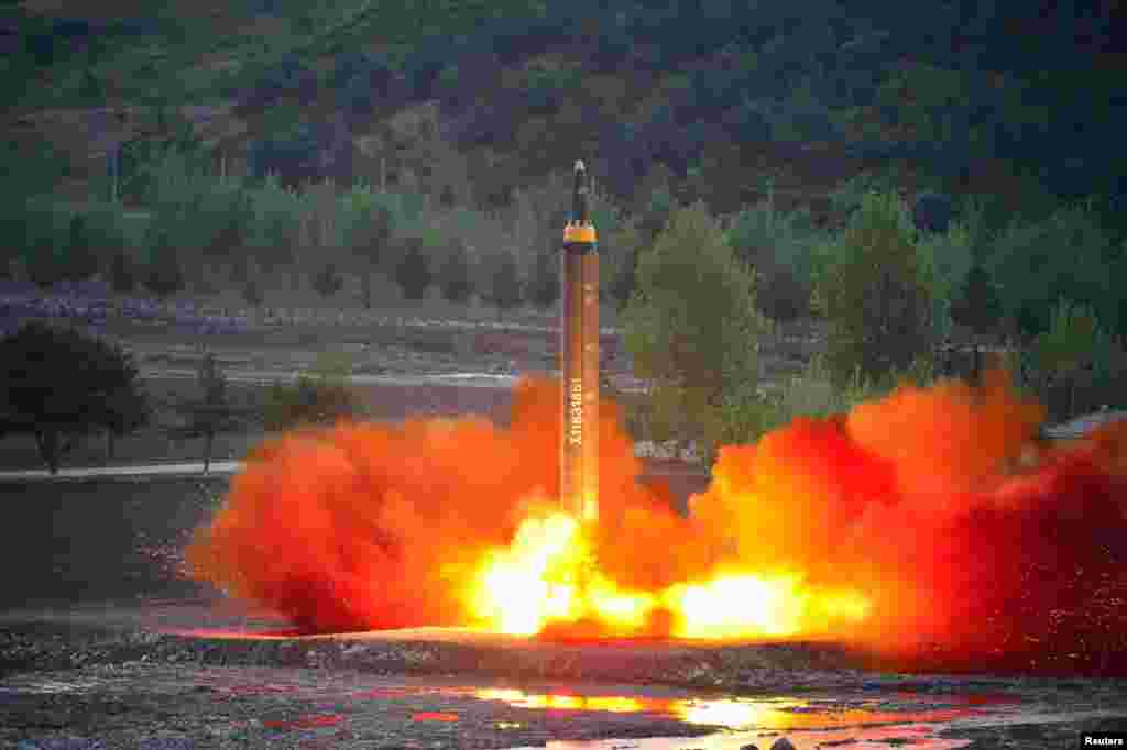 북한은 지난 14일 새로 개발한 지대지 중장거리 전략 탄도미사일 &#39;화성-12&#39;형의 시험발사를 진행했다고 조선중앙통신이 15일 전했다. 화성-12 미사일이 불꽃을 내뿜으며 최대 고각으로 발사되고 있다. 북한에 따르면 미사일은&nbsp;최대 정점고도 2천111.5km까지 상승 비행해 거리 787km 공해 상의 설정된 목표수역에 떨어졌다.