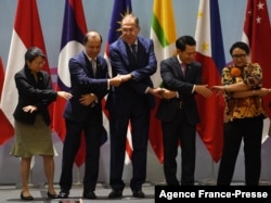 Russia's Foreign Minister Sergey Lavrov (C) poses for a group photograph with ASEAN foreign ministers and representatives during a ministerial meeting of the Association of Southeast Asian Nations (ASEAN), in Singapore, Aug. 2, 2018.