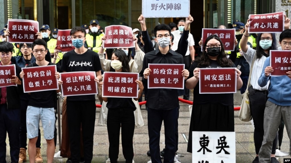 香港台湾学生在香港驻台北的经济贸易文化办事处外抗议中国人大制定港版国安法。（2020年5月28日）