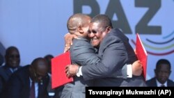 Filipe Nyusi, Presidente de Moçambique, e Ossufo Momade, presidente da Renamo assinam acordo de paz, Agosto de 2019