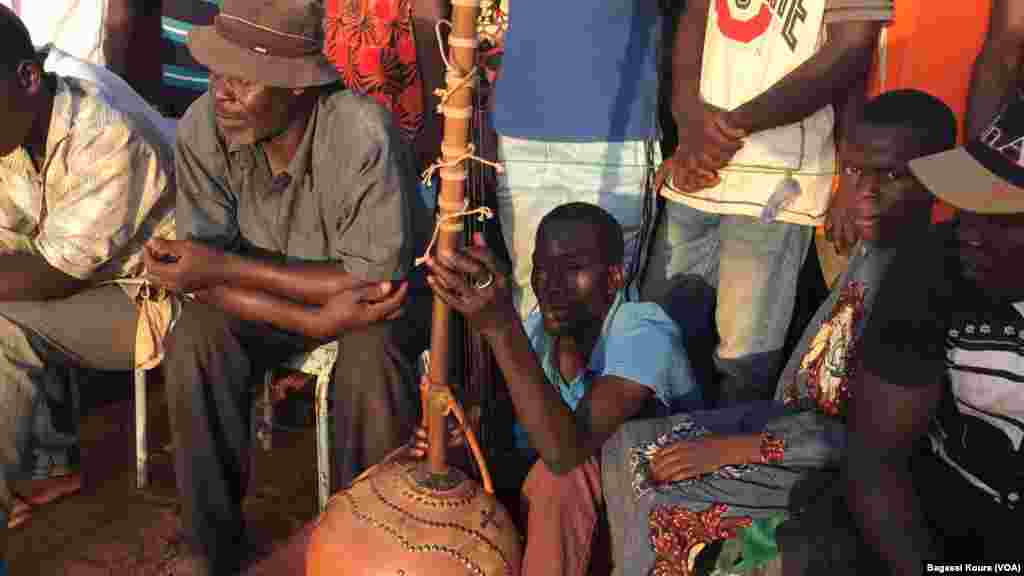 De jeunes musiciens traditionnels venus arranguer la foule sur la place des martyrs dans le quartier Tampouy dans le nord-ouest de Ouagadougou où plusieurs milliers de personnes se sont réunies pour commémorer le 28eme anniversaire de l’assassinat de Thomas Sankara, le père de la révolution burkinabè mort le 15 octobre 2015. (VOA/Bagassi Koura)