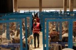 Pekerja dipisahkan dengan layar plastik saat penghitungan surat suara pemilu nasional Israel, di Knesset, Yerusalem, Kamis, 25 Maret 2021. (Foto AP / Maya Alleruzzo)