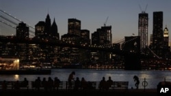 Cảnh Manhattan sau hoàng hôn nhìn từ quận Brooklyn của New York