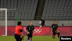 Igračice Novog Zelanda kleče pred utakmicu sa Australijom na letnjim Olimpijskim igrama u Tokiju, 21. jula 2021.