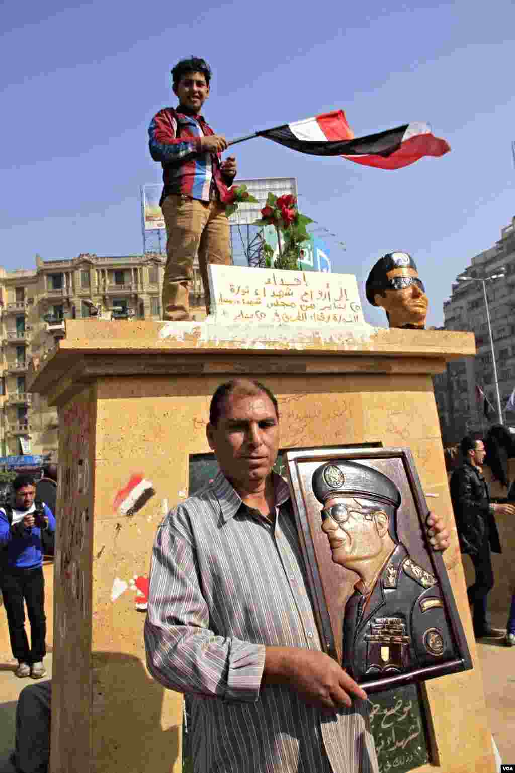 Participants hold flag, picture of General Abdel Fateh el Sissi, (Hamada Elrasam for VOA).