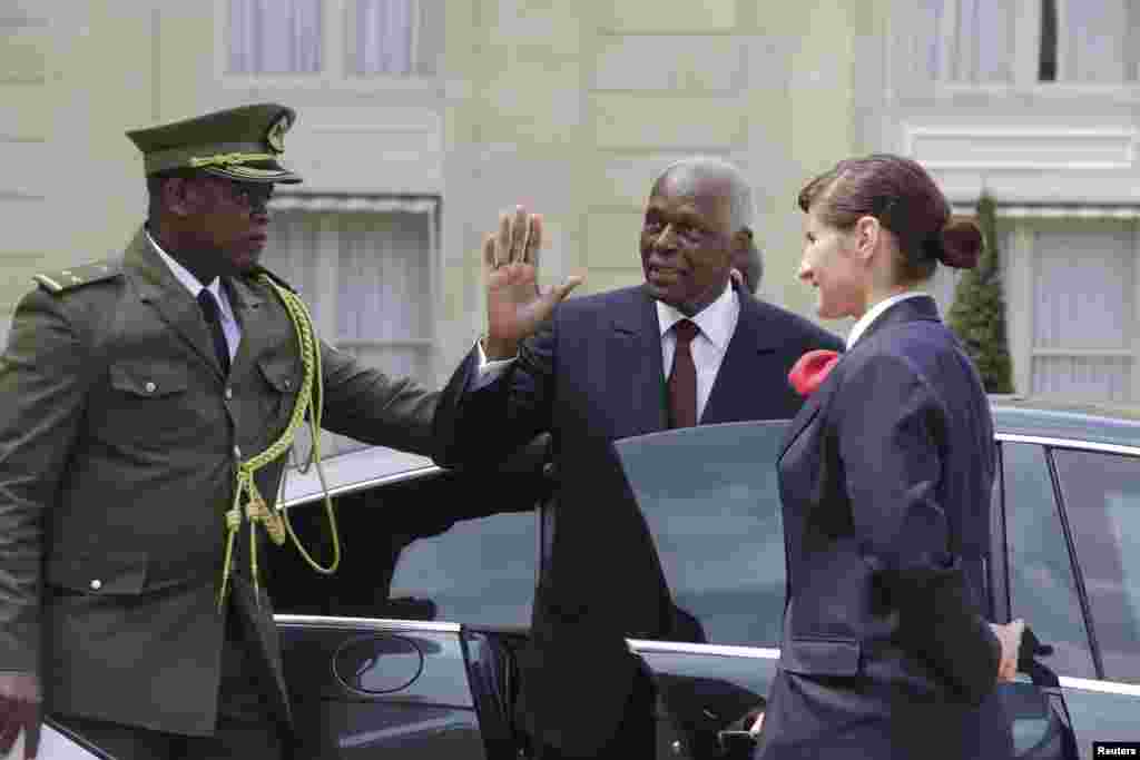 O Presidente angolano José Eduardo dos Santos, ao centro, despede-se à saída do Palácio do Eliseu onde se encontrou com François Hollande, Paris, Abril 29, 2014. REUTERS/Philippe Wojazer 