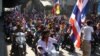 曼谷素坤逸大道上的反政府抗议人群（美国之音科尔本拍摄）