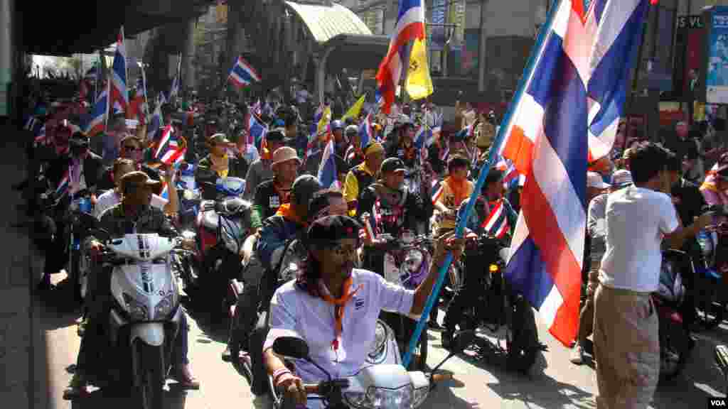 Protesters on Sukhumvit Road in Bangkok, Dec. 9, 2013. (Ron Corben for VOA)