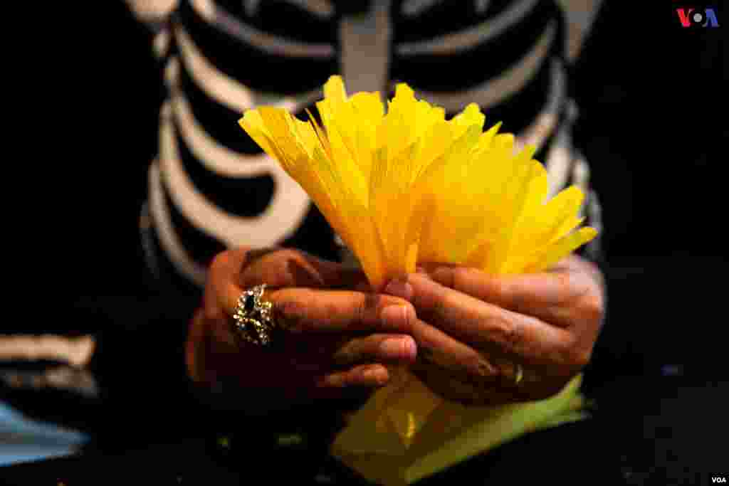 Evelyn Orantes, artista guatemalteca, muestra cómo hace las famosas flores &quot;cempasúchiles&quot;, pero esta vez de papel.