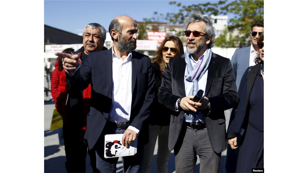 Can Dundar (R), editor-in-chief of Cumhuriyet, accompanied by his Ankara bureau chief Erdem Gul arrive at the Justice Palace in Istanbul, Turkey, April 22, 2016.
