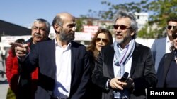 Can Dundar (R), editor-in-chief of Cumhuriyet, accompanied by his Ankara bureau chief Erdem Gul arrive at the Justice Palace in Istanbul, Turkey, April 22, 2016.