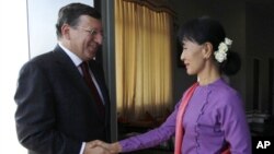 Lãnh tụ đối lập Miến Điện Aung San Suu Kyi gặp ông Jose Manual Barroso, Chủ tịch Ủy hội châu Âu, tại Naypyitaw, ngày 3/11/2012.