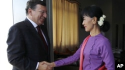 Burma's opposition leader Aung San Suu Kyi shakes hands with European Commission President Manuel Barroso during their meeting in Naypyitaw, November 3, 2012. 