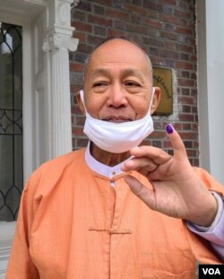 ဝါရွင္တန္ဒီစီ ျမန္မာသံ႐ုံးမွာ ႀကိဳတင္မဲလာေပးတဲ့ ေဒါက္တာစိန္ဝင္း။ (ေအာက္တိုဘာ ၁၀၊ ၂၀၂၀)