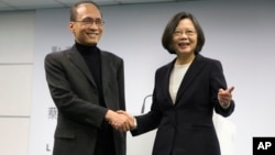 台灣總統當選人蔡英文和她選擇的行政院長林全（左）在民進黨總部（2016年3月15日）