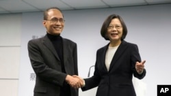 台湾总统当选人蔡英文和他选择的行政院长林全（左）在民进党总部（2016年3月15日）
