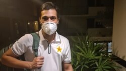 محمد عامر نے احتیاطی تدابیر کے مطابق ماسک پہنا ہوا ہے۔