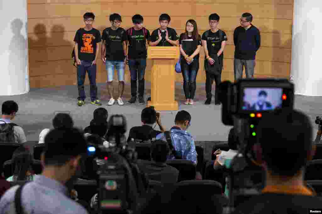 Scholarism convenor Joshua Wong (L-R), Hong Kong Federation of Students&#39; Council member Nathan Law, Deputy Secr.-General Lester Shum, Secr.-General Alex Chow, Council member Yvonne Leung, General Secr. Eason Chung attend a news conference after meeting government officials, 21 Oct. 2014. 