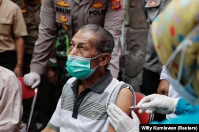 Inan Rustandi, 72 tahun, warga Desa Sindanglaya, saat menerima dosis pertama vaksin Sinovac Biotech, Jawa Barat, 15 Juni 2021. (Foto: REUTERS/Willy Kurniawan)