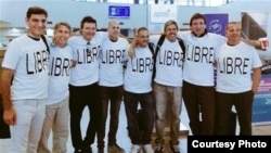 Warga Argentina yang berteman sejak masa sekolah menengah atas berfoto di bandara internasional di Rosario, Argentina, 28 Oktober2017. Dari kiri: Hernan Ferruchi, Alejandro Pagnucco, Ariel Erlij, Ivan Brajckovic, Juan Pablo Trevisan, Hernan Mendoza, Diego Angelini dan Ariel Ben.(Cecilia Piedrabuena photo courtesy of Facebook) 