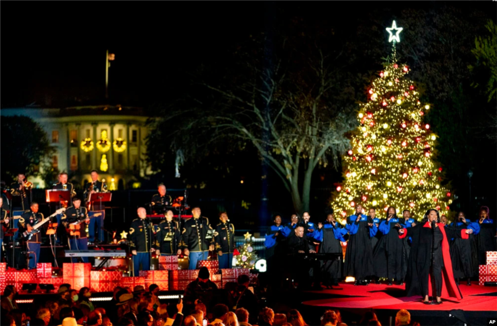 Patti LaBelle canta, mientras el presidente Joe Biden y la primera dama Jill Biden asisten a la Ceremonia Nacional de Iluminación del Árbol Nacional de Navidad en la Elipse cerca de la Casa Blanca, el 2 de diciembre de 2021.
