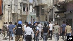11일 시리아 홈스 시를 수색하는 유엔 감시단.